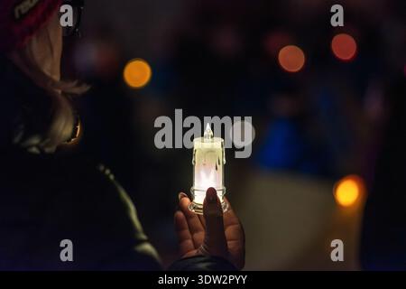 Piacenza, Italie. 24 février 2026. Les gens se rassemblent sur la Piazza Cavalli pour quatre minutes de silence pour marquer le quatrième anniversaire de l'invasion russe de l'Ukraine. La manifestation s'inscrit dans le cadre d'une initiative nationale de paix en solidarité avec le peuple ukrainien. Crédit : Claudio Rancati/Alamy Live News Banque D'Images