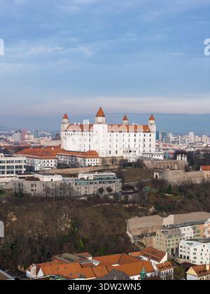 Vue aérienne du château de Bratislava au-dessus de Bratislava, Slovaquie Banque D'Images