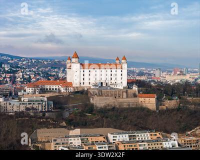 Vue aérienne du château de Bratislava au-dessus de la capitale slovaque Banque D'Images