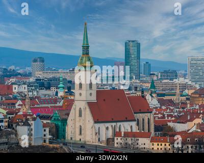 Gratte-ciel de Bratislava avec la cathédrale Martin et la tour 115 Banque D'Images