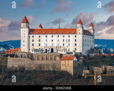 Vue aérienne du château de Bratislava au-dessus de Bratislava, Slovaquie Banque D'Images