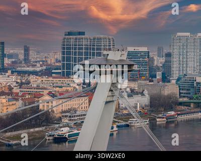 Vue aérienne de Bratislava du pont SNP OVNI et du Danube au coucher du soleil Banque D'Images