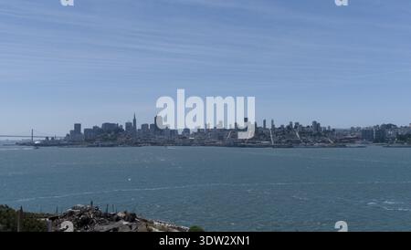 Un panorama panoramique à travers la baie avec le centre-ville s'élevant au loin. L’atmosphère lumineuse et sans brume révèle toute l’architecture de la ville. Banque D'Images
