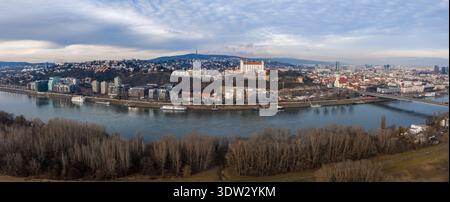 Panorama aérien de Bratislava avec le château de Bratislava et le pont SNP Banque D'Images