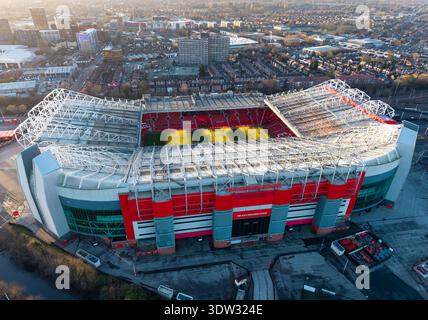 MANCHESTER, ANGLETERRE : 17 FÉVRIER 2026 : vue aérienne du stade Old Trafford avec le stand Alex Ferguson visible sur le terrain de Manchester United Banque D'Images