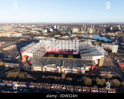 MANCHESTER, ANGLETERRE : 17 FÉVRIER 2026 : vue aérienne du stade Manchester United Old Trafford avec le développement du front de mer de Salford Quays en arrière-plan Banque D'Images