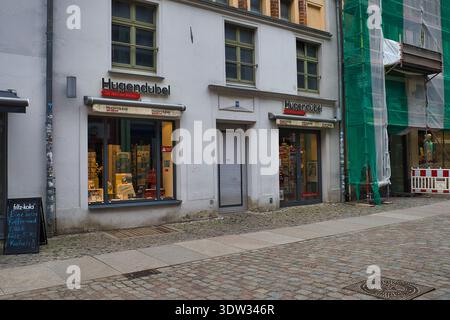 Façade de la librairie Hugendubel dans la vieille ville historique de Stralsund avec pavés et chantier de construction adjacent Banque D'Images