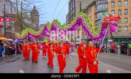 Danseurs de dragon, défilé du nouvel an lunaire chinois, Chinatown, Vancouver, Colombie-Britannique, Canada Banque D'Images