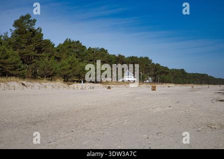Large plage de sable dans la station balnéaire de Binz sur l'île de Ruegen avec vue sur le poste de sauveteur sous un ciel bleu clair par une journée ensoleillée Banque D'Images