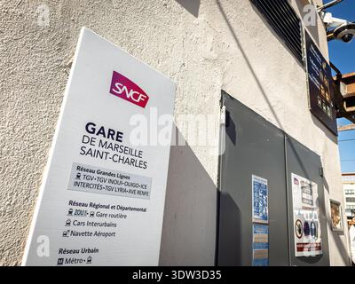 MARSEILLE, FRANCE - 29 SEPTEMBRE 2025 : panneau d'entrée de la Gare de Marseille Saint-Charles avec logo SNCF. C'est la gare principale de Marseille Banque D'Images