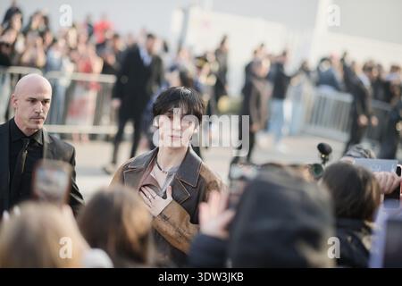 Milan, Italie. 24 février 2026. Le créateur de contenu yunou. .u arrive au défilé Diesel pendant la Fashion week de Milan au Superstudio Maxi à Milan, Italie, le 24 février 2026. L'invité a été photographié à son arrivée avant la présentation de la piste. (Photo de Gennaro Piscopo/Sipa USA) crédit : Sipa USA/Alamy Live News Banque D'Images