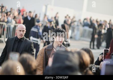 Milan, Italie. 24 février 2026. Le créateur de contenu yunou. .u arrive au défilé Diesel pendant la Fashion week de Milan au Superstudio Maxi à Milan, Italie, le 24 février 2026. L'invité a été photographié à son arrivée avant la présentation de la piste. (Photo de Gennaro Piscopo/Sipa USA) crédit : Sipa USA/Alamy Live News Banque D'Images