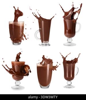 Collage d'éclaboussures de chocolat chaud dans des tasses en verre sur fond blanc Banque D'Images