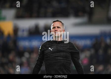 24 février 2026 ; Swansea COM Stadium, Swansea, pays de Galles ; EFL Championship Football, Swansea City contre Preston North End ; l'arbitre, David Webb Banque D'Images
