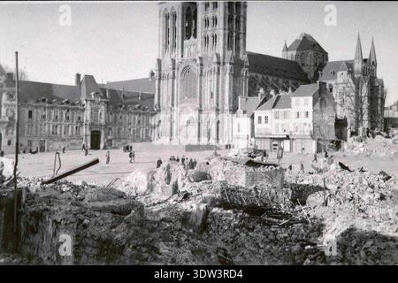 Civils dans la ville dévastée de Lisieux après le raid aérien allié du 6 juin 1944. La photo est de medern jour place François Mitterrand et montre la cathédrale Saint-Pierre. Le 6 juin 1944, une énorme force d'invasion Alllied impliquant 7000 navires et 140 000 hommes débarque avec succès sur les côtes françaises et établit cinq têtes de plage. Une campagne de tromperie réussie signifiait qu'une grande partie de la résistance allemande était à Calais et que les pertes étaient relativement peu nombreuses compte tenu de l'ampleur et des dangers de l'opération. De nombreuses villes françaises historiques ont été détruites avant et pendant le débarquement. Banque D'Images