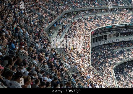 Une foule bondée de fans des New York Yankees remplit les gradins du Yankee Stadium lors d'un match à domicile à guichets fermés dans le Bronx, New York. Banque D'Images