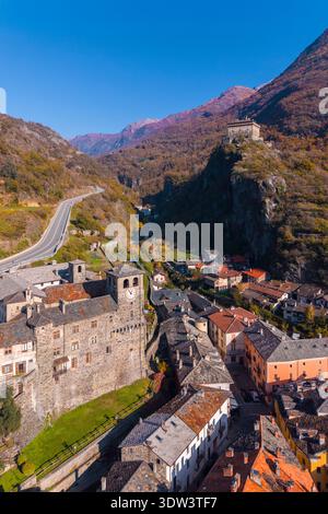 Vue aérienne du Castello di Verrès en automne. Verres, , Vallée d'Aoste, Italie, Europe. Banque D'Images