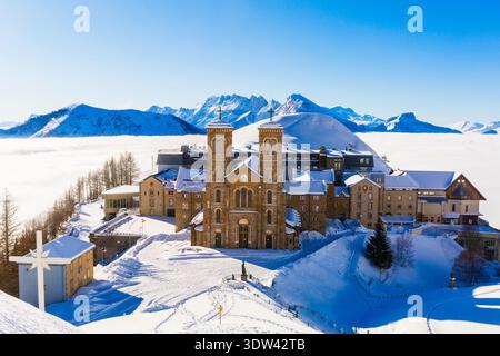 Un monastère serein niché dans un paysage de montagne enneigé. Banque D'Images