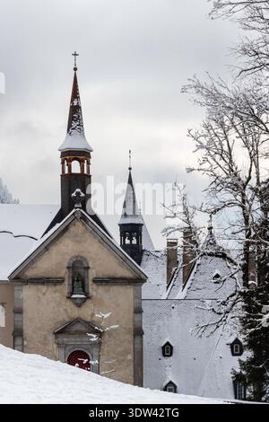 Une scène hivernale sereine avec des clochers d'église enneigés. Banque D'Images