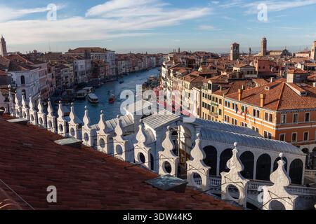 Une vue imprenable sur le Grand canal emblématique de Venise et son architecture historique. Banque D'Images