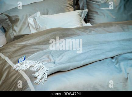 Un grand lit king size avec draps en soie Banque D'Images