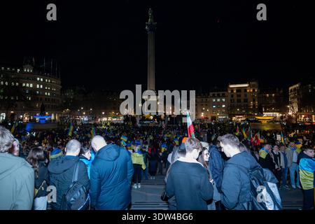 Londres, Royaume-Uni, 24 février 2026, des foules se sont rassemblées à Trafalgar Square pour marquer le 4ème anniversaire du début de l'invasion russe de l'Ukraine. Parmi les intervenants figuraient des politiciens britanniques, le général Valerii Zaluzhnyi, ambassadeur ukrainien au Royaume-Uni, et la chanteuse ukrainienne Ruslana., Andrew Lalchan Photography/Alamy Live News Banque D'Images