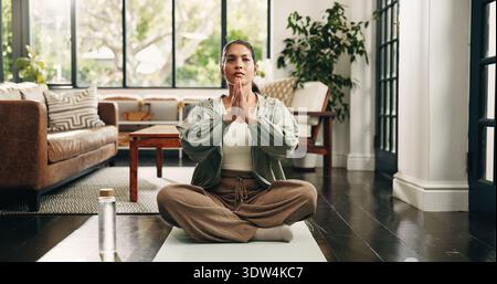 Yoga, mains de prière ou femme dans la maison avec méditation, pratique calme ou pleine conscience dans l'activité de bien-être. Paix intérieure, mature ou personne avec lotus, zen Banque D'Images