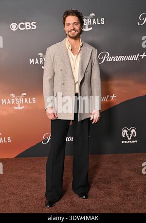 Los Angeles, États-Unis. 24 février 2026. Luke Grimes arrive à la première de « Marshals » de CBS à Los Angeles, qui s'est tenue au Autry Museum of the American West le 24 février 2026 à Los Angeles, CA. © LISA OConnor/ Credit : AFF/Alamy Live News Banque D'Images