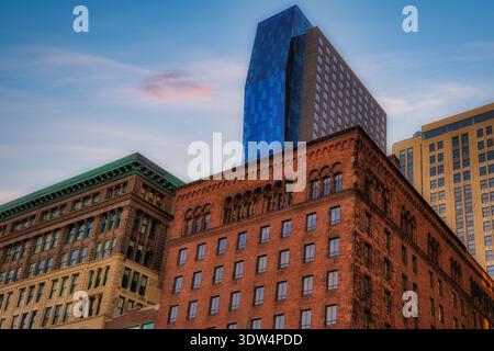 Architecture historique et moderne contrastent dans le centre-ville de Chicago, Illinois, sous un ciel nocturne coloré Banque D'Images