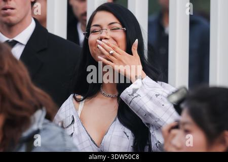 Milan, Italie. 24 février 2026. Anna Pepe (chanteuse) arrive au Diesel Fashion Show pendant la Fashion week féminine de Milan automne/hiver 2026/2027 à Milan, Italie, le 24 février 2026. (Photo de Alessandro Bremec/NurPhoto) crédit : NurPhoto SRL/Alamy Live News Banque D'Images