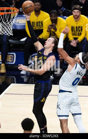 Los Angeles, États-Unis. 24 février 2026. Luke Kennard des Los Angeles Lakers (G) part pour un match de basket-ball de saison régulière de la NBA 2025-2026 entre les Los Angeles Lakers et Orlando Magic à Los Angeles, États-Unis, le 24 février 2026. Crédit : Ringo Chiu/Xinhua/Alamy Live News Banque D'Images
