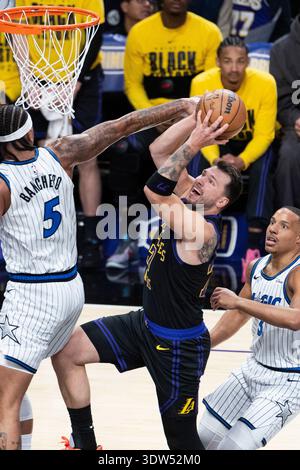 Los Angeles, États-Unis. 24 février 2026. Luka Doncic (C) des Los Angeles Lakers va au panier lors du match de basket-ball de saison régulière de la NBA 2025-2026 entre les Los Angeles Lakers et Orlando Magic à Los Angeles, États-Unis, le 24 février 2026. Crédit : Ringo Chiu/Xinhua/Alamy Live News Banque D'Images