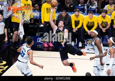 Los Angeles, États-Unis. 24 février 2026. Luka Doncic des Los Angeles Lakers (top) tire lors du match de basket-ball de saison régulière 2025-2026 entre les Los Angeles Lakers et Orlando Magic à Los Angeles, États-Unis, le 24 février 2026. Crédit : Ringo Chiu/Xinhua/Alamy Live News Banque D'Images