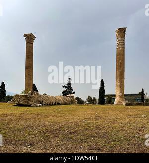 Vue de l'une des colonnes tombées accompagnée de deux autres depuis le temple de Zeus Olympia, Athènes, Grèce. Banque D'Images