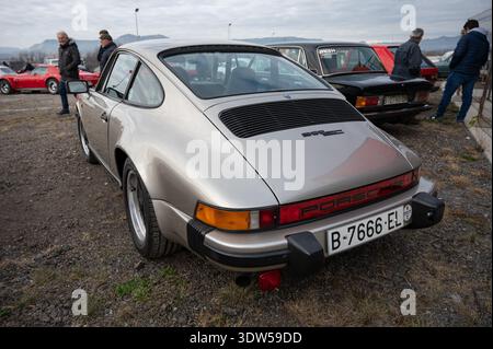 Vue arrière d'une voiture de sport classique Porsche 911 SC argentée avec le capot moteur emblématique de queue de baleine et le réflecteur rouge continu de feu arrière à A. Banque D'Images