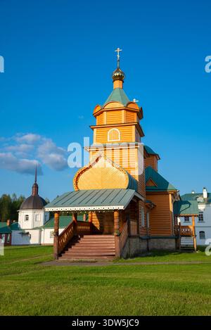 Église en l'honneur des Saints Martyrs royaux sur le territoire de la Sainte Annonciation Nikandrova désert. Région de Pskov, Russie Banque D'Images