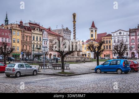 Broumov, République tchèque - 24 mars 2019 : place de la paix - place principale avec colonne mariale dans la partie historique de la ville de Broumov Banque D'Images