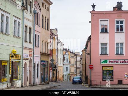 Mirove namesti maisons sur une place de la paix () à Broumov ville de Náchod District de République Tchèque Banque D'Images