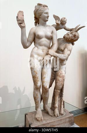 Aphrodite, Pan et Eros, exposés au Musée archéologique national d'Athènes. Banque D'Images
