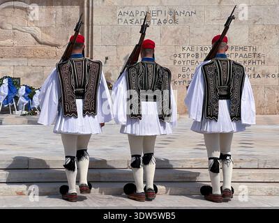 Les Evzones (ou tsoliades) sont membres de la Garde présidentielle, qui garde également la tombe du soldat inconnu dans le centre d'Athènes, en Grèce. Banque D'Images