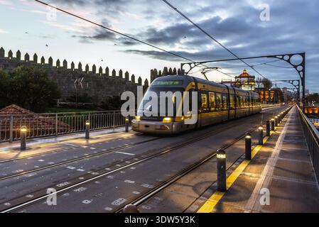Porto, Portugal - 10 décembre 2016 : train Eurotram sur le pont Dom Luis I sur le fleuve Douro entre Porto et Vila Nova de Gaia Banque D'Images