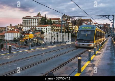 Porto, Portugal - 10 décembre 2016 : train léger Eurotram sur un pont Dom Luis I entre Porto et Vila Nova Banque D'Images