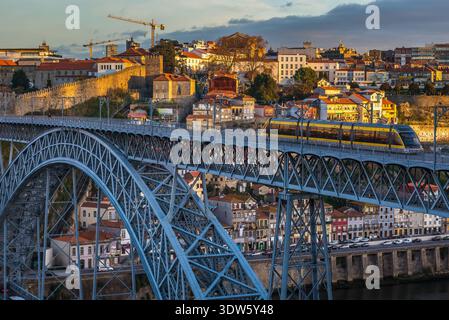 Porto, Portugal - 10 décembre 2016 : train de métro sur le célèbre pont en arc Dom Luis I à Porto Banque D'Images