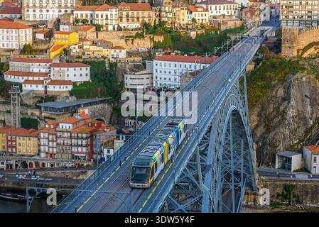 Vila Nova de Gaia, Portugal - 10 décembre 2016 : vue aérienne du monastère de Serra do Pilar dans la ville de Vila Nova de Gaia avec Porto et Dom Luis Ier Banque D'Images