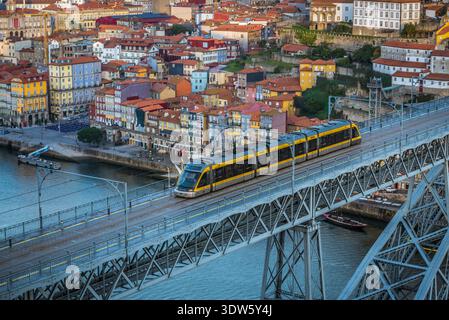 Vila Nova de Gaia, Portugal - 10 décembre 2016 : vue aérienne du monastère de Serra do Pilar à Vila Nova de Gaia avec la ville de Porto et Dom Luis i Brid Banque D'Images