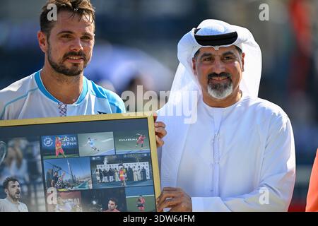 DUBAÏ, Émirats arabes Unis, 25 février 2026. Action du match de la ronde 16 entre le 3e Seed Daniil Medvedev et le suisse Stan Wawrinka aux ATP 500 Dubai Duty Free Tennis Championships. Medvedev a gagné 6-2, 6-3. Un souvenir a été présenté à Stan alors qu'il faisait ses adieux au tournoi. Crédits : Faiz Khan/ Alamy Live News Banque D'Images