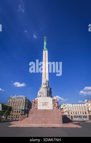 Riga, Lettonie - 25 juin 2016 : Monument de la liberté avec statue de la liberté à Riga, symbole de l'indépendance et de la souveraineté de la Lettonie Banque D'Images