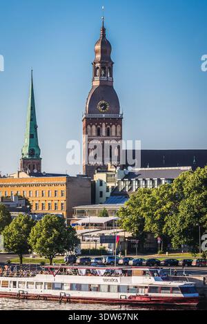 Riga, Lettonie - 25 juin 2016 : vue depuis le pont de pierre sur la cathédrale et l'église Saint-Jacques dans la ville de Riga Banque D'Images