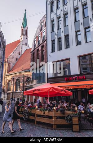 Riga, Lettonie - 25 juin 2016 : Restaurant Steiku Haoss sur la vieille ville de Riga, vue avec clocher de l'église Saint-Jean Banque D'Images