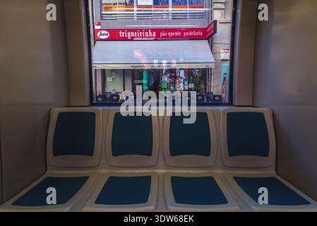 Matosinhos, Portugal - 9 décembre 2016 : à l'intérieur du métro Eurotram sur la rue Rua de Brito Capelo dans la ville de Matosinhos Banque D'Images